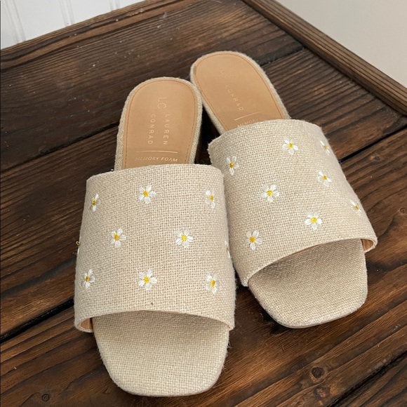 Lauren Conrad Beige Linen Look Yvonne Daisy Dress Slide Sandals - Picture 2 of 6